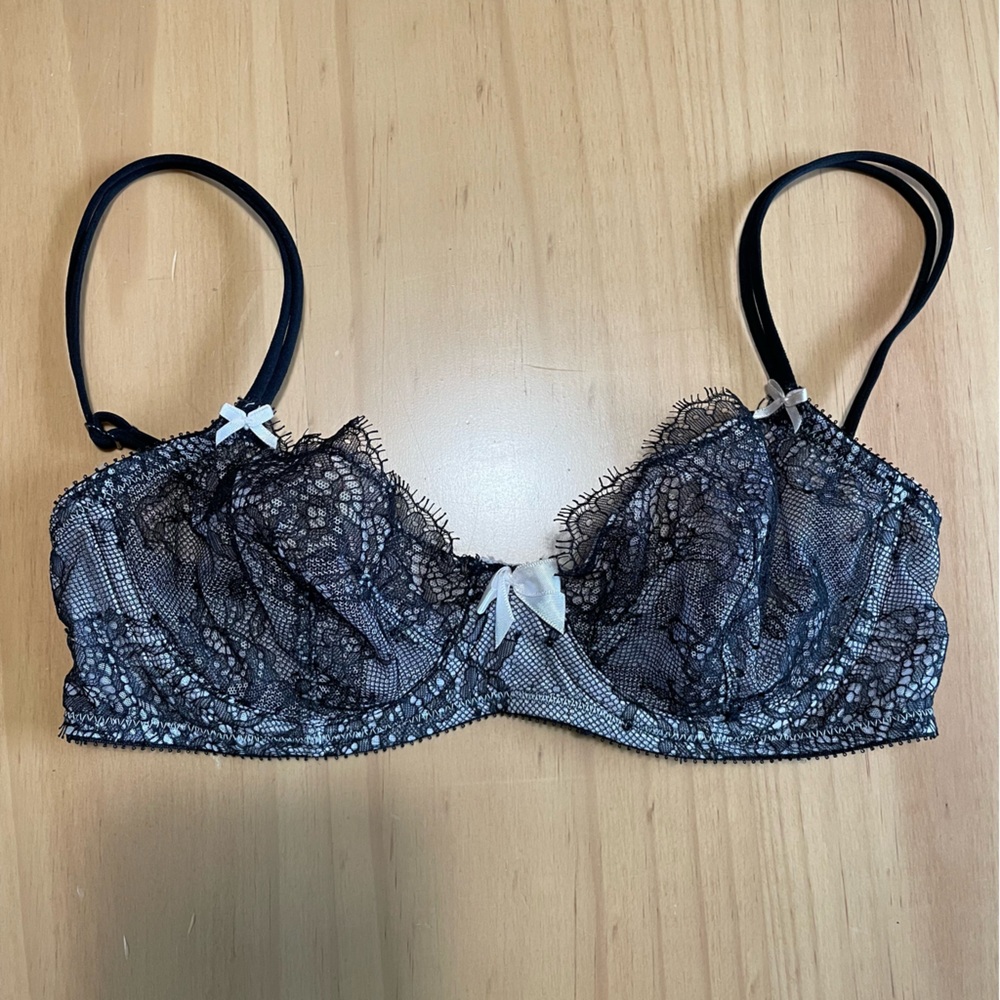 NWOT: Victoria’s Secret, size 32B: Very Sexy black unlined chantilly lace bra